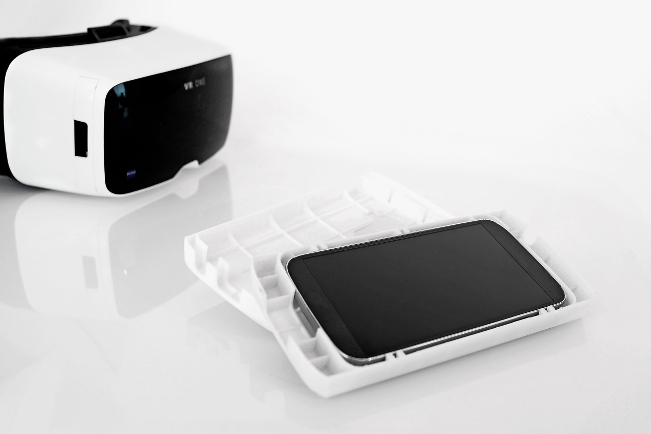 Zeiss VR One with smartphone holder